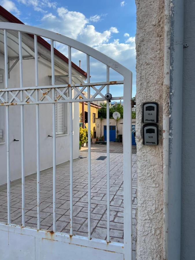 Cosy Guesthouse-Souterrain With Garden In City Center Corinth Exteriör bild
