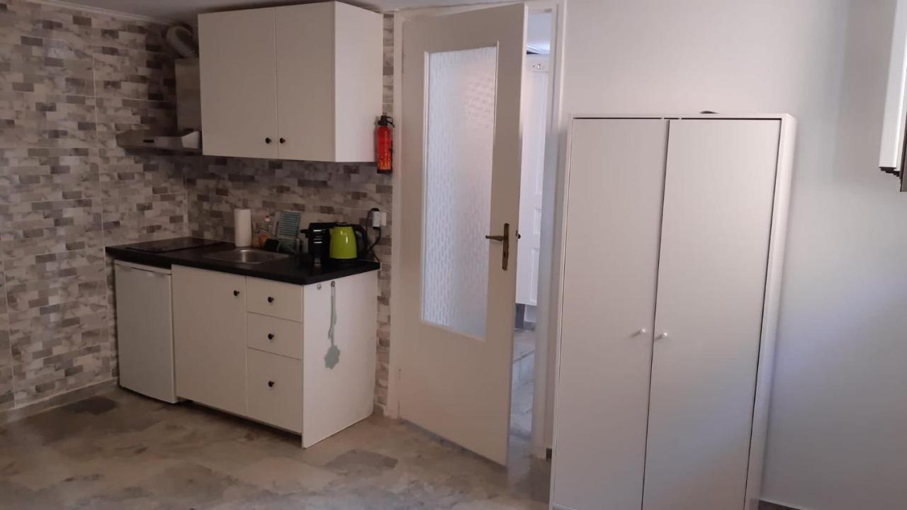 Cosy Guesthouse-Souterrain With Garden In City Center Corinth Exteriör bild